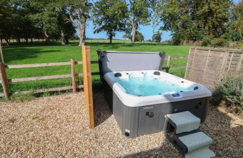 South Lodge - Longford Hall Farm Holiday Cottages - Photo 25