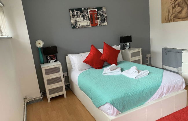 New Cross Mews 4 Bedroom 2 Bathrooms Fast Wifi Parking Sleeps up to 12 - Photo 13