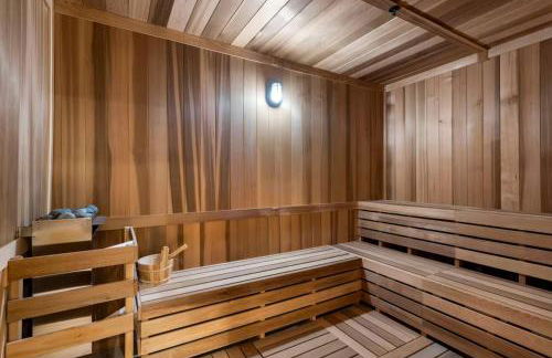 City Skyline Views & Rooftop Pool at District 225 - Foto 59