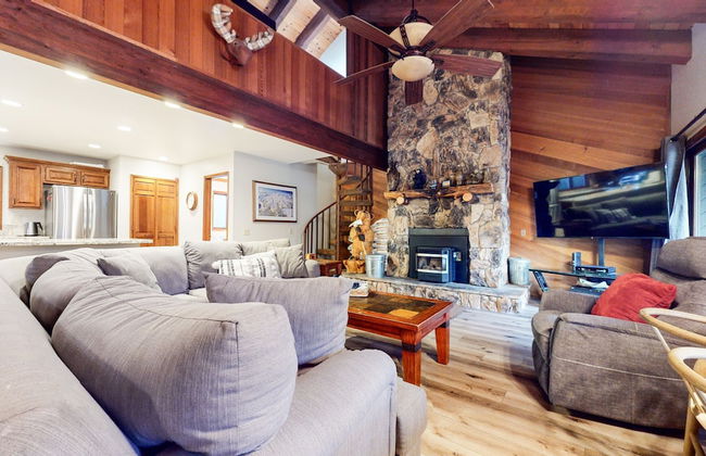 Mammoth Pines #02 - Year-round Activities! - Foto 1