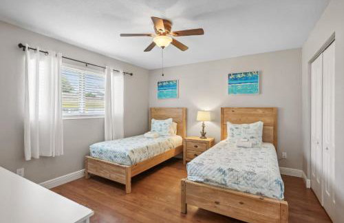 3BR 2BA Heated Pool Home Pool Table Great Location - Foto 21