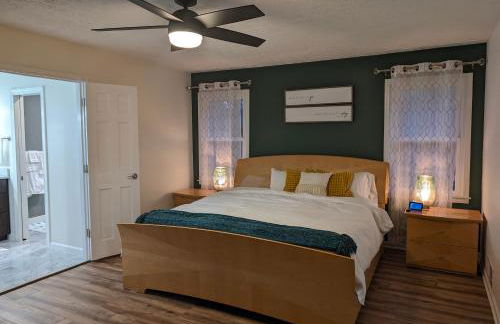 Modern Luxe Family & Groups Friendly Bungalow with Patio & Workspace - Foto 24