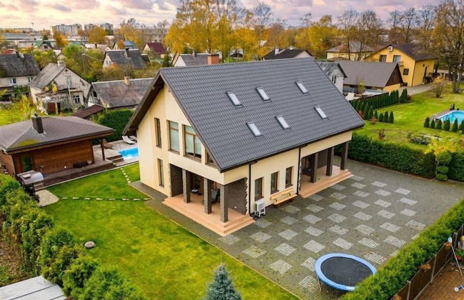 Luxurious Amber Villa With Private Pool and Garden Views - Photo 60