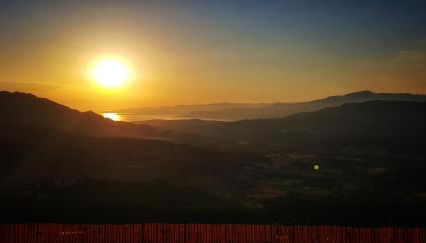 Appartement T2bis Sartène 60m2 avec jolie terrasse de 25m2 et vue panoramique mer et montagne sur le Golfe du Valinco - Quartier calme à 10mn à pied du centre ville - Idéal pour 4 personnes et possibilité de 6 couchages - Place de parking réservée - Foto 2