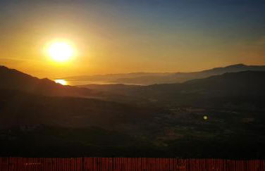 Appartement T2bis Sartène 60m2 avec jolie terrasse de 25m2 et vue panoramique mer et montagne sur le Golfe du Valinco - Quartier calme à 10mn à pied du centre ville - Idéal pour 4 personnes et possibilité de 6 couchages - Place de parking réservée - Foto 2