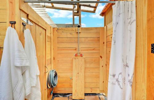 Meadow View Romantic Nature Stay w Barn, Outdoor Tub and Sauna - Foto 9