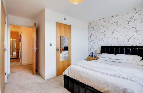 Modern 2 bed 2 bath with Balcony in Rayners lane Pinner Harrow near Wembley Greater London - Photo 4