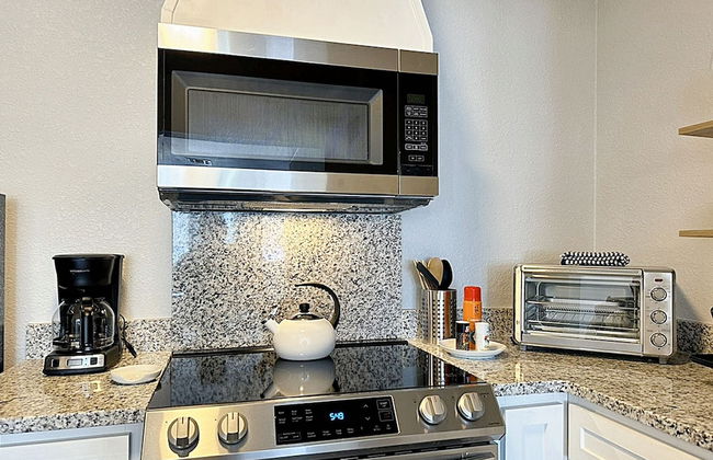 Vintage Vibes Modern Comfort 2BR for 6 Guests - Photo 2