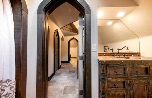 Castle Gatehouse Rental for a Unique Getaway near Bolton Landing, New York - Foto 25