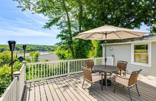 Modern Terryville Cottage with Deck and Lake View! - Foto 20