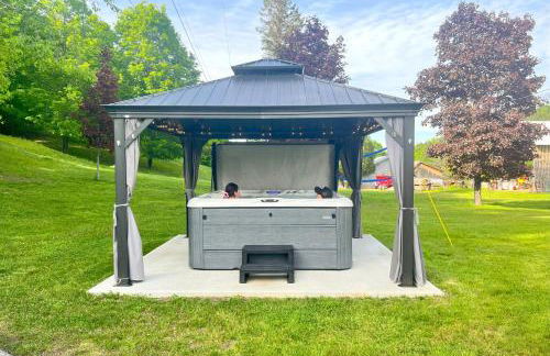 Stylish Mountain Chalet 15mins to Gore Mountain , Large Hot Tub, Playroom & Large Heated Pool - Foto 20