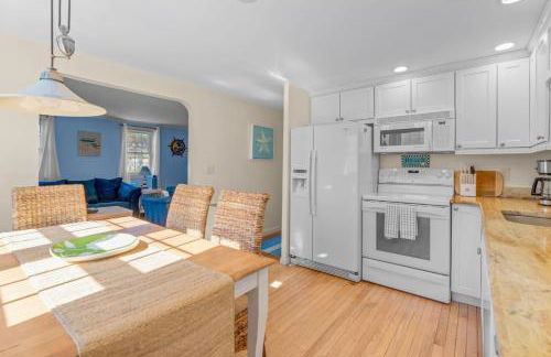 Charming House by the Beach with Patio Grill and FirePit - Foto 8