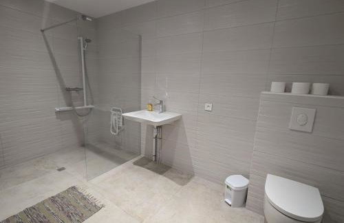 Gîte Montagne avec Piscine Chauffée, Spa et Sauna - Les Roches - FR-1-589-656 - Foto 8