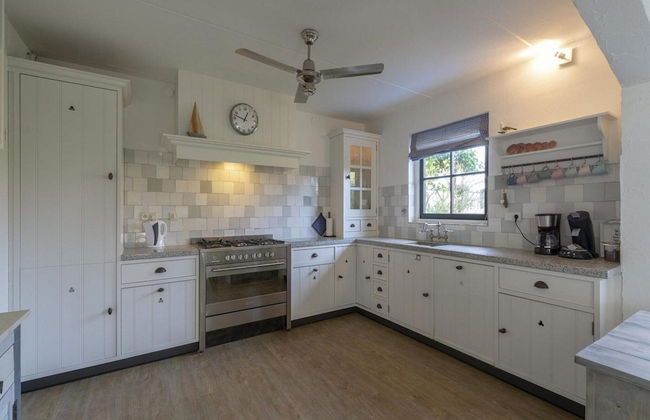 Beautifully Situated Luxury Villa on the Water - Foto 43