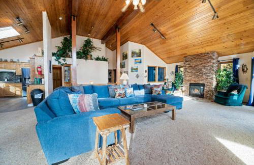 North Shore Lakefront - Spacious Lakefront with Hot Tub, & Game Room - Foto 92