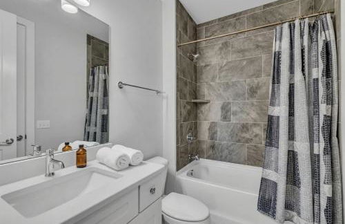 NEW Luxe 4BR 12 Beds - RoofDeck Views - Chefs Kitchen - Foto 26