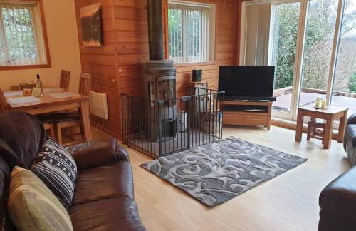 Luxury Peak District lodge, hot tub, log burner, nr lake - Photo 6