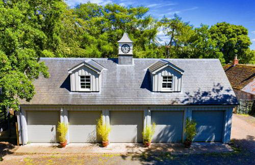 Modern and Stylish WoodHous - Photo 9