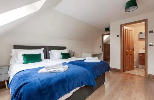 Albert Stays - 5 bed Sleeps 11 - Free Parking - Photo 3