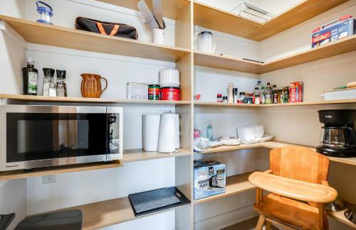 Modern Cabin Near Cheney Lake W Pool and Hot Tub - Foto 22