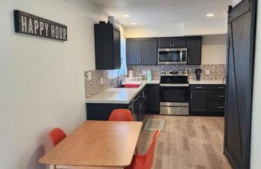 Mid-century rural ranch house minutes to the strip - Foto 12