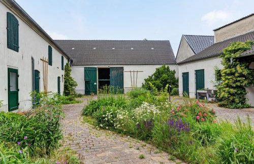 Vierseitenhof mit Pool - Photo 1