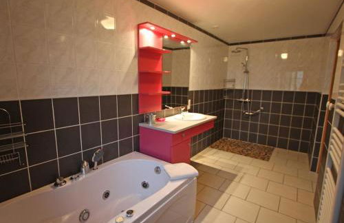 Gîte spacieux avec terrasse, confort moderne dans un cadre verdoyant et propice aux balades. - FR-1-589-79 - Foto 5