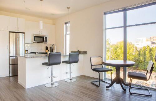 East Side Luxury 1BR Apt - Near Brady and Fiserv with Balcony - Foto 5