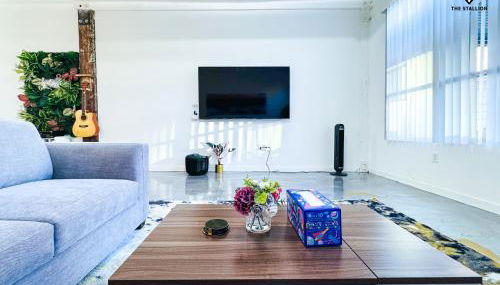 The Stallion #103 - Walk to Attractions - Modern 2BD Loft in Downtown with Patio - Foto 3