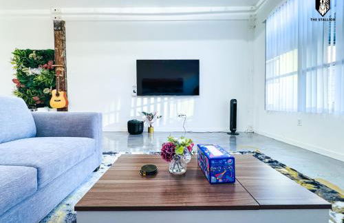 The Stallion #103 - Walk to Attractions - Modern 2BD Loft in Downtown with Patio - Foto 3