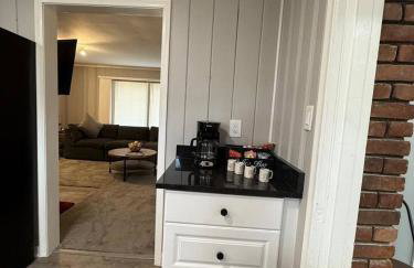 Newly Renovated Gem Fenced Backyard 2 Full Baths - Foto 16