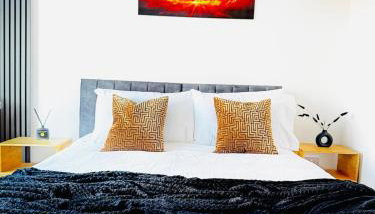 4BR Heathrow Base Free Parking Fast Wi-Fi - Foto 3