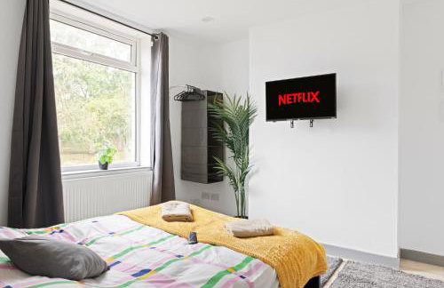 Stanion Luxurious 3 Bedroom Modern House Northamptonshire, Double, Twins, Single, Free Parking, Free Wi-Fi, Pets, Up to 8 Sleeps, 4 Smart TVs - Foto 15