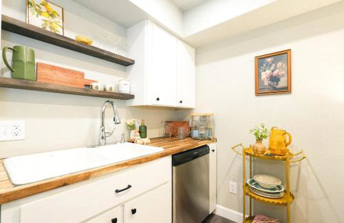 Cozy 2BR Condo Walk to Lake, Saltwater Pool and Golf - Foto 13