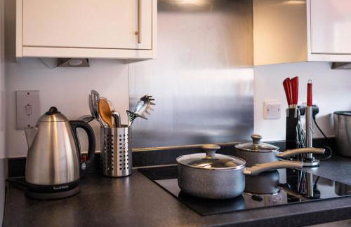 Spacious and Bright 2 Bedroom Apartment, Sleeps 6, 1st Floor with Free Parking, Business and Leisure by Jesswood Properties - Photo 11