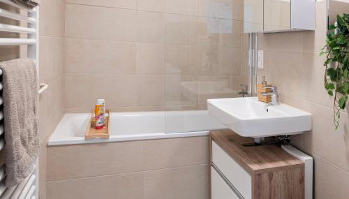 Moderne 2-Zimmer-Wohnung mit atemberaubender Skyline Aussicht auf Frankfurt! - Foto 5, Shower