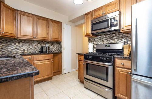 Cozy House 10min to Monuments and DC by CozySuites - Foto 13