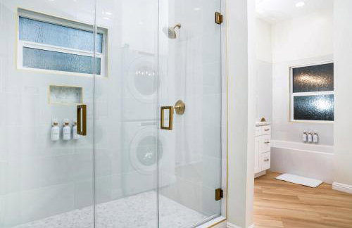 Newly Built Coastal Home with Yard - Foto 8