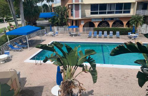 Walk to the beach, Studio, with Pool and FREE Parking - Foto 27