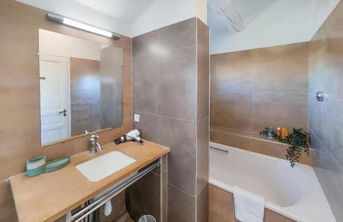 Awesome Home In Saint-Laurent-De-La-Ca - Foto 24