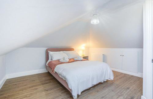 4BR Family Home, Garden, WiFi, 5mins to Elisabeth Line & 10min to Stratford - Foto 3