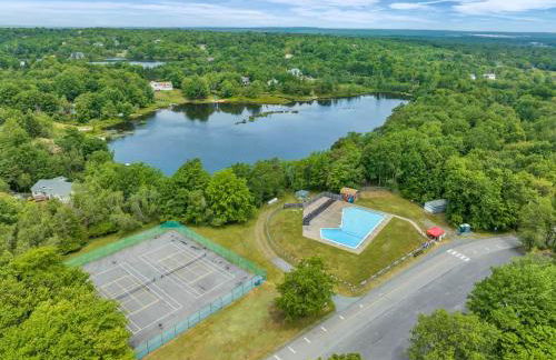 Stunning! Pocono Escape! HotTub Sauna Pool Ski Pet-Friendly Firepit Game Room Fireplace BBQ Lakes Tennis Fishing - Foto 16