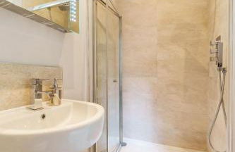 3-Bed, 3-Bath Apartment with Southsea Common Views - Photo 9