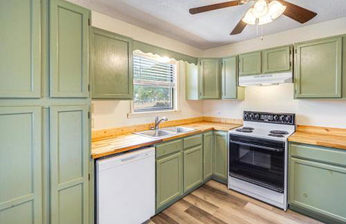 Group Getaway! Hill Country Basecamp with Trails - Foto 4