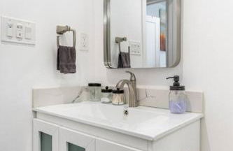 Adorable 2BR-2BA House with EV & Free Parking and Family Friendly in Los Angeles - Photo 36