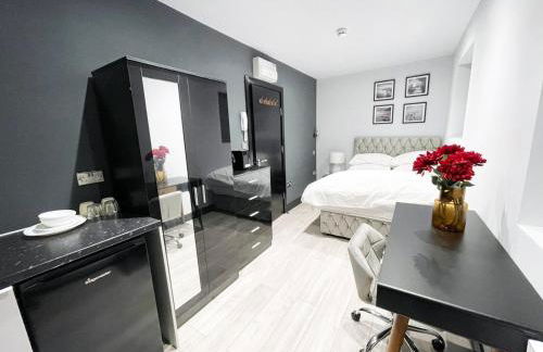 Private Family and Business Rooms Harrow Fast WiFi - Photo 2