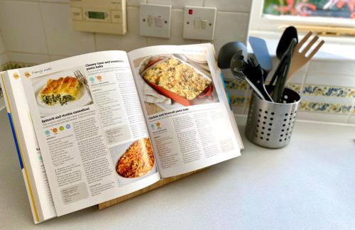 Emerald House - Prime Location - Driveway Parking, Pool Table, Fast Wifi, Self Check-In and Sky TV by Yoko Property - Photo 23