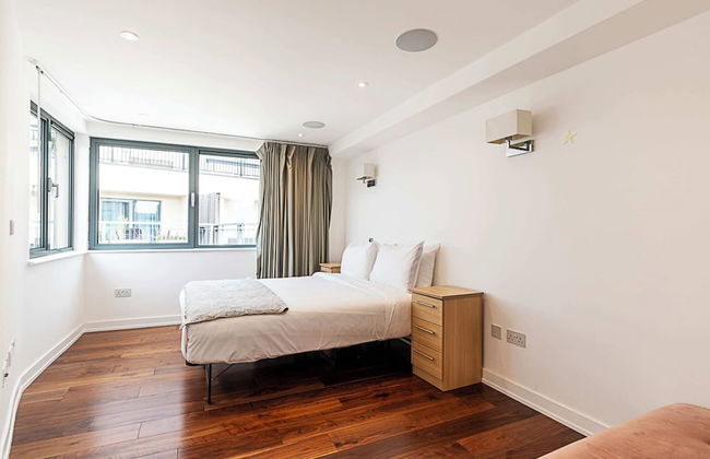 Modern Haven With Terrace View & Urban Charm - Foto 1