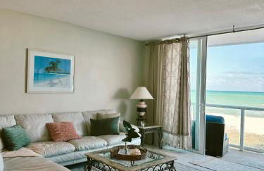 Pavilion Beach Front Apartment with Balcony - Photo 2