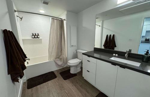 Upscale Escape 10 Min from Disneyland With Pool & Gym - Foto 8